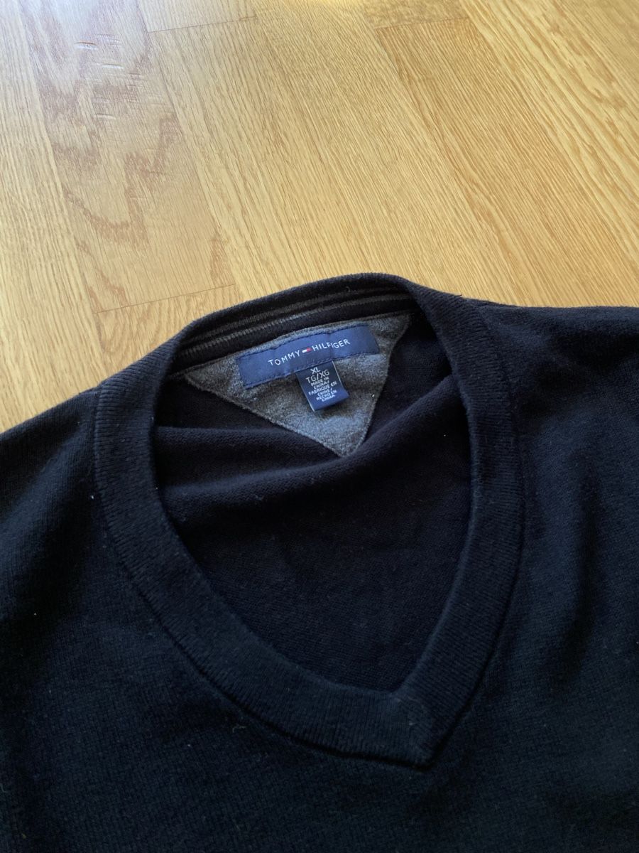 Tommy Hilfiger Maglioni & Felpe: Tommy Hilfiger V-Neck – Usato da Schaffhausen venduto da golazo_vines 2