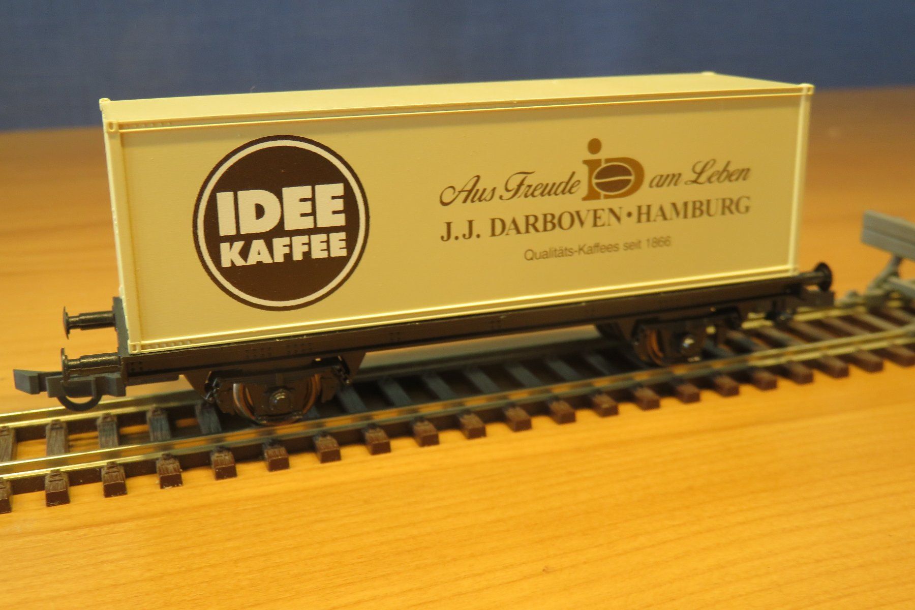 Roco Modellini di ferrovie: Roco Containerwagen «IDEE KAFFEE» – Nuovo (secondo la descrizione) da Wohlen b. Bern venduto da Bajassli