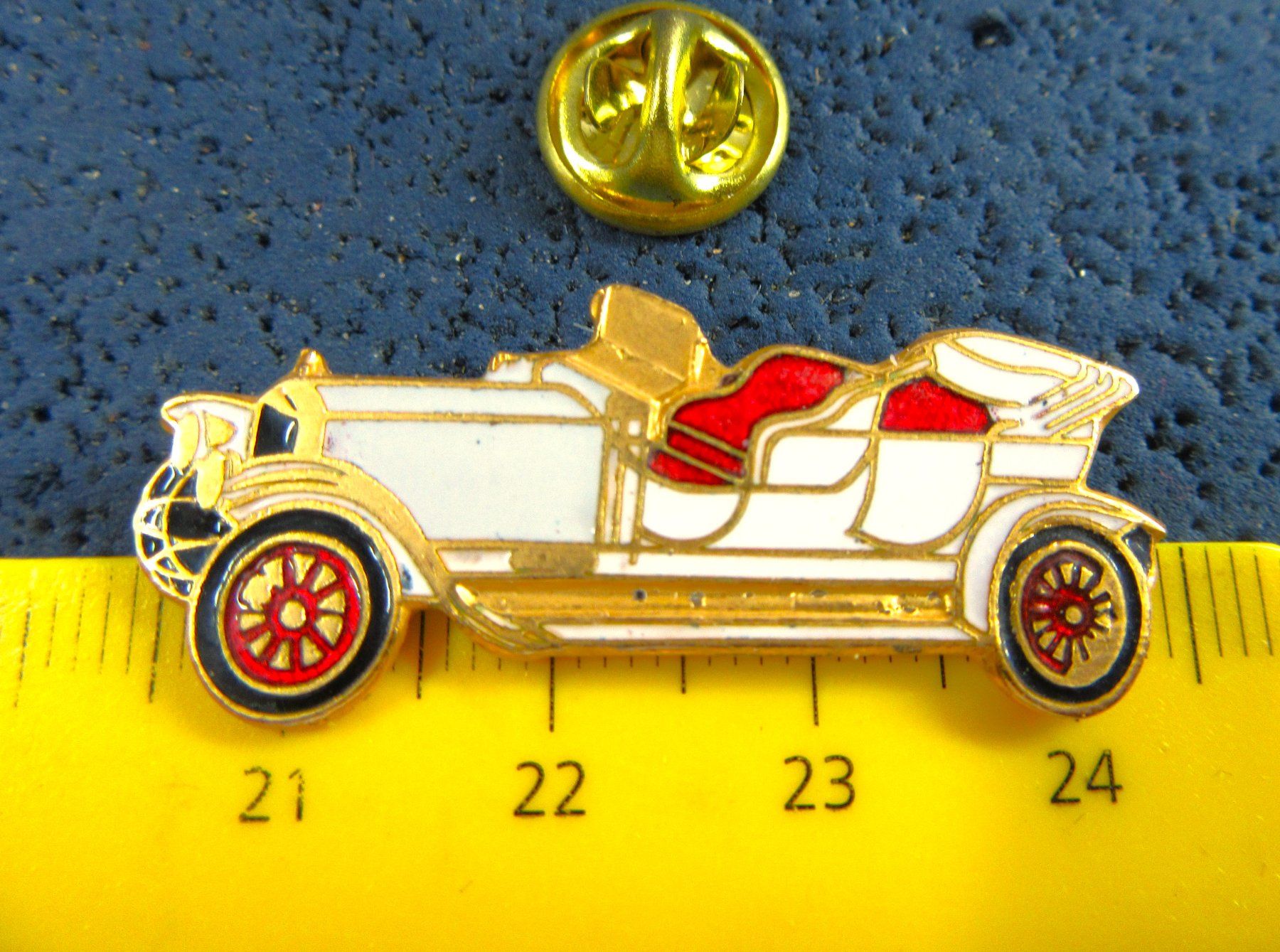 Placchette & Badge: OLDTIMER AUTO WEISS GOLDIG PIN ENAMEL – Usato da Ettingen venduto da Hausi4711
