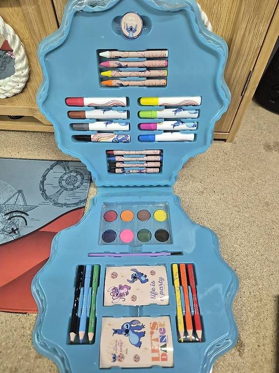 Crayons, crayons de couleur & craies: Coffret dessin stitch – D'occasion à Villeneuve VD par Max1844