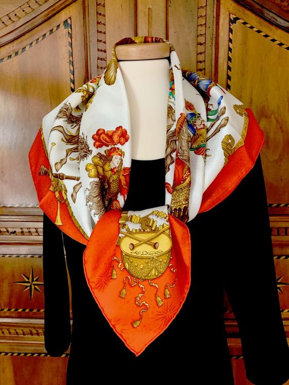 Foulard Hermès 100% Soie - Modèle Les Fêtes Du Roi Soleil - Rouge - Référence #60520 - Occasion Très Bon état