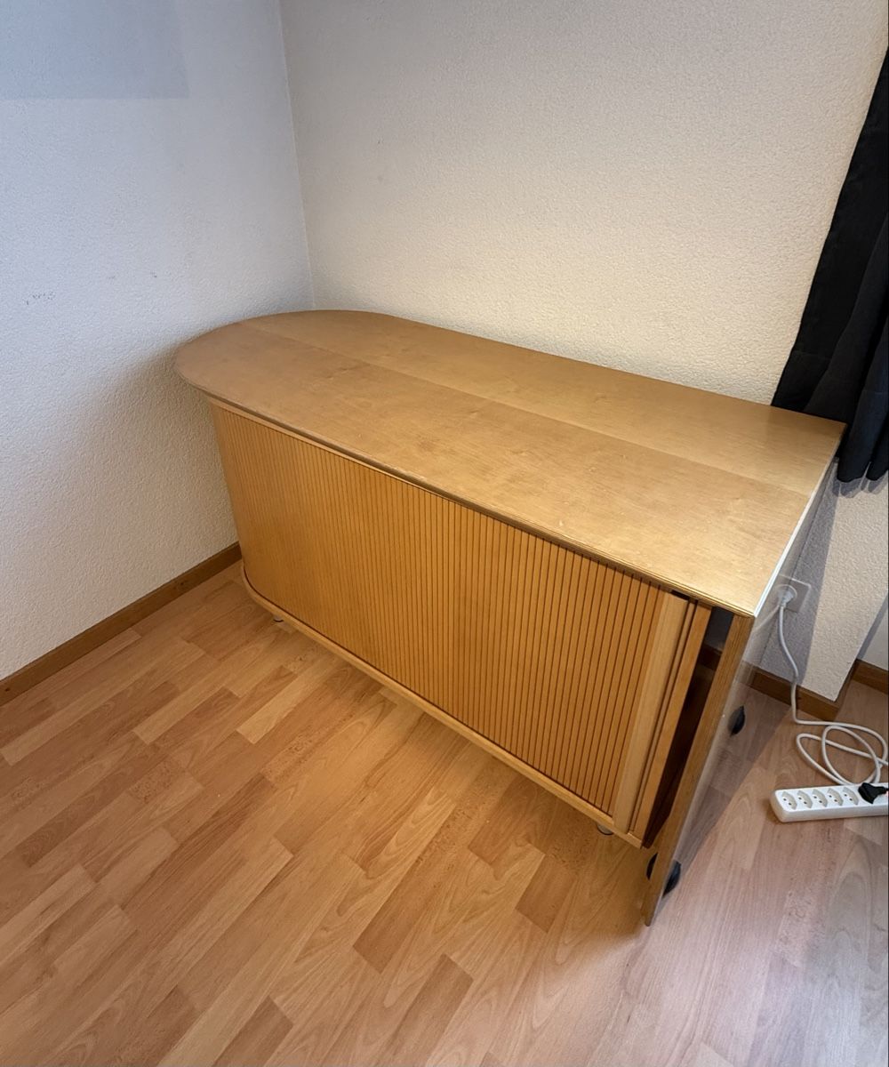 Schreibtische: Schreibtisch mit Rolladenfront – Gebraucht aus Adetswil von sch_9hl6 2