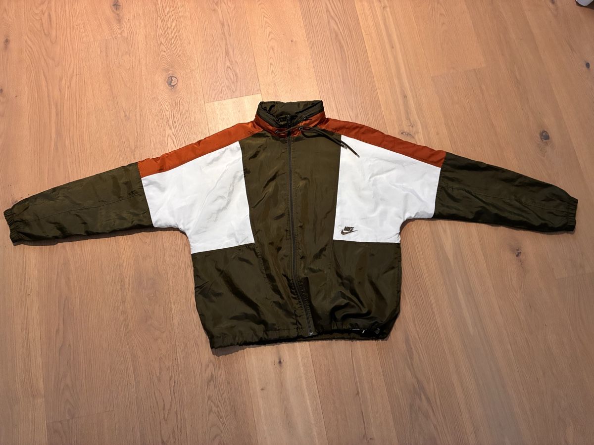 Nike Jacken: Vintage Style Nike Windbreaker – Gebraucht aus Rheinau von vik_fw6x