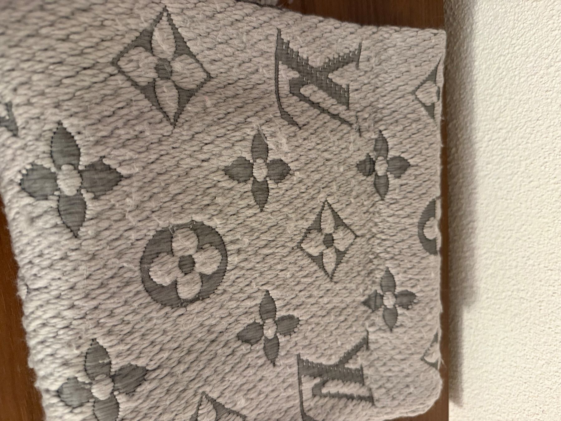 Louis Vuitton Foulard & Sciarpe: Louis Vuitton Schal Logomania – Usato da Embrach venduto da Gsab 5