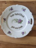 Antiker Teller mit Spruch, violeter und weisser Blumendekor