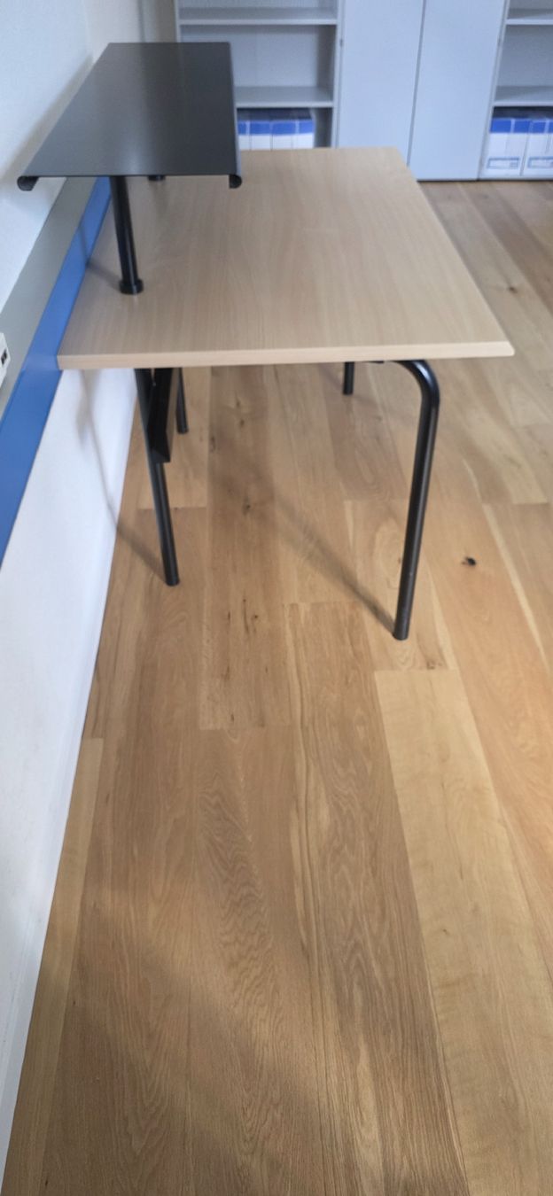 Schreibtische: Tisch hellbraun mit schwarzen Metallbeinen – Gebraucht aus Urmein von chello68 1