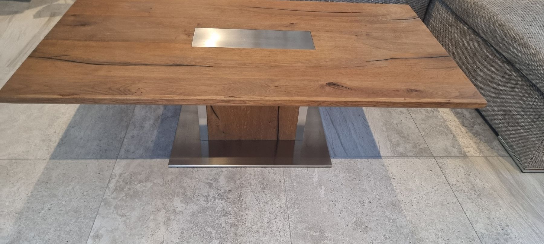 Tavoli: Couchtisch Massivholz Eiche mit Metall-Inlay – Usato da Seon venduto da Stibinio 4