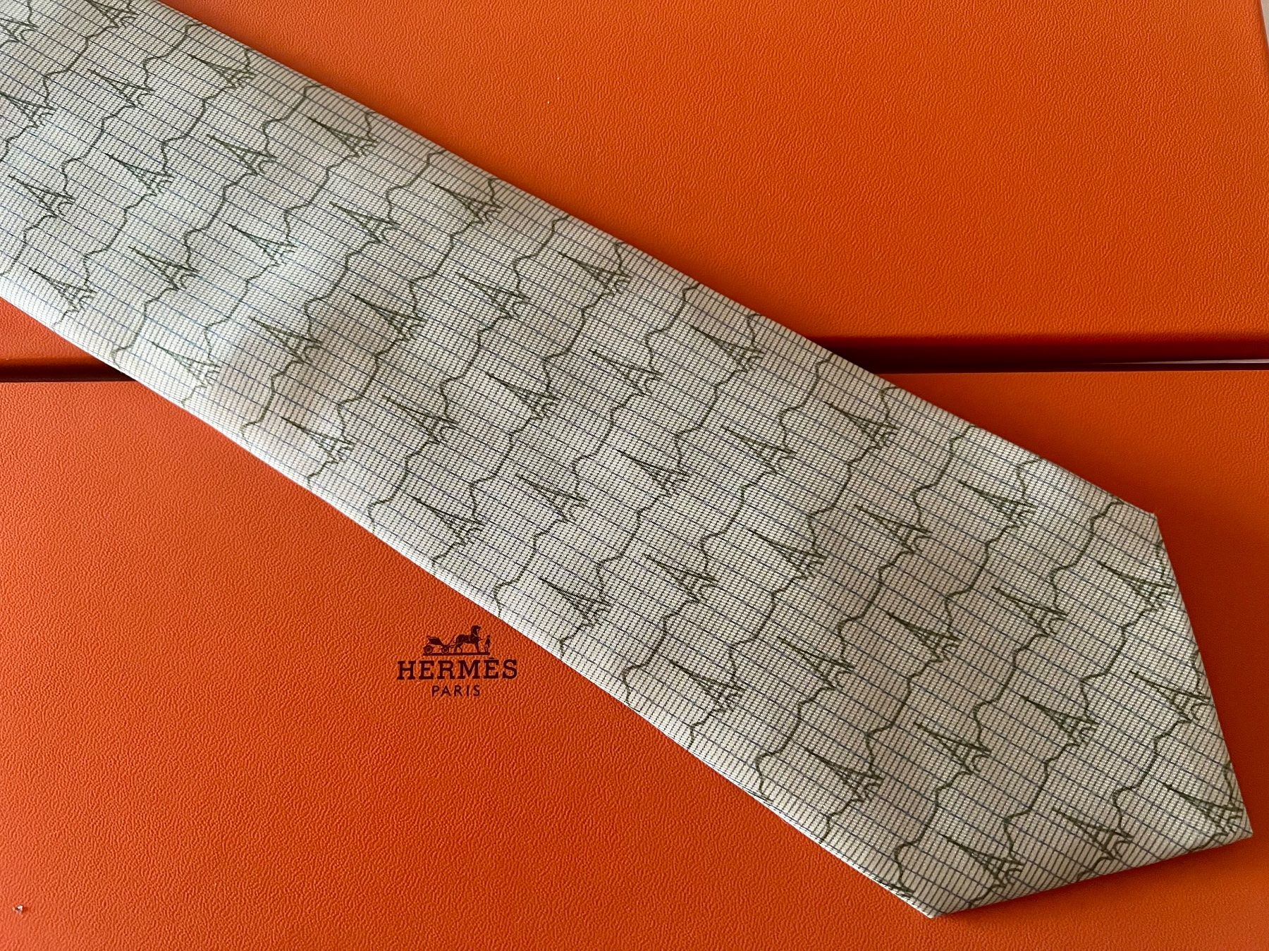 Hermès Cravates: Cravate HERMES-Paris „Eiffel Tower" - avec box original – Neuf (Voir description) à Le Mont-sur-Lausanne par luxurylover 1