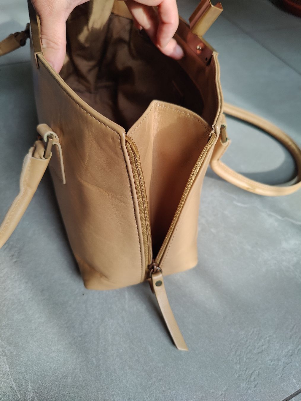 Taschen für Damen: Vintage Tan Leather Structured Shoulder Bag – Gebraucht aus La Tour-de-Peilz von dAutrefois 4