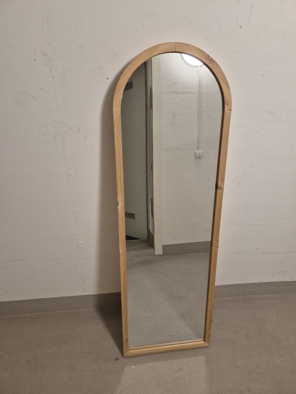 Specchi: Standspiegel mit Holzrahmen – Usato da Niederhelfenschwil venduto da usa001