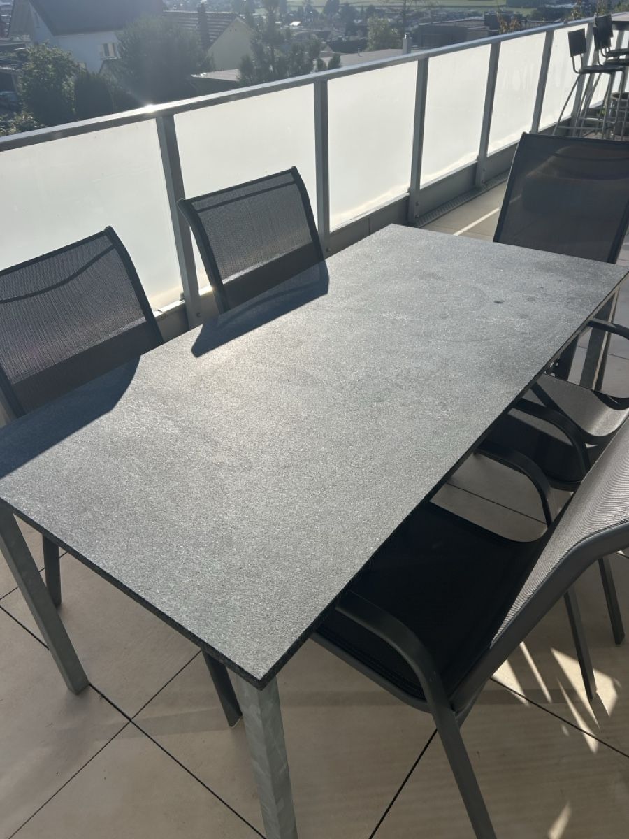Tables: Gartentisch mit 5 Stühlen anthrazit gebraucht – D'occasion à Rebstein par eri_qp26