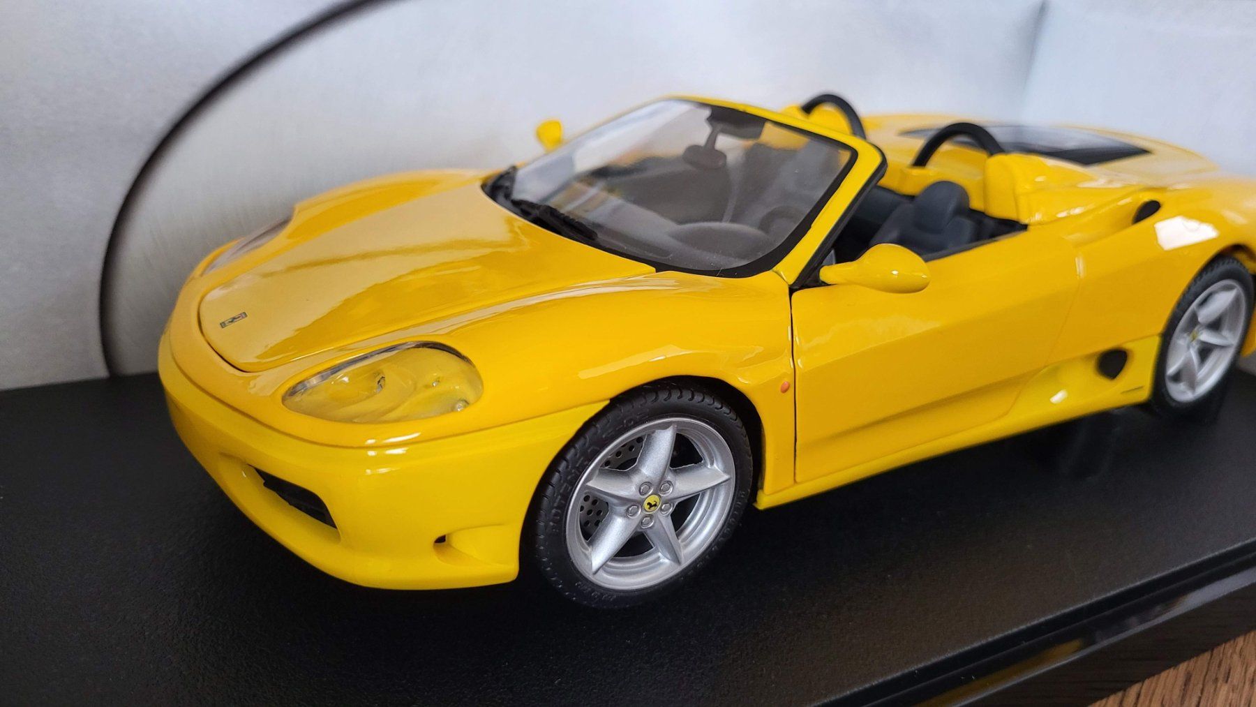 Hot Wheels Modellini d'auto: Ferrari 360 Modena Cabriolet 1:18 HotWheels – Usato da Rothrist venduto da Juana5 5