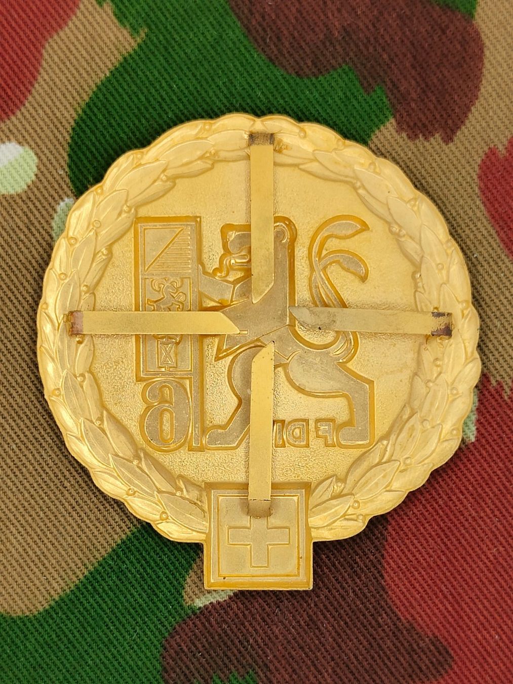 Schweizer Armee Placchette & Badge: Béretemblem Felddivision 6 Goldkranz, Variante 1 – Usato da Bauma venduto da SwissMilitaria 1
