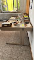 Pult Schreibtisch Holz Metall mit Kabelleiste