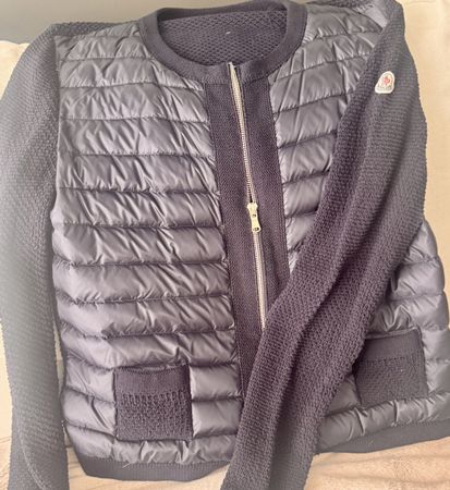 Moncler Pullover/ Cardigan aus Strick mit Daunenweste vorne