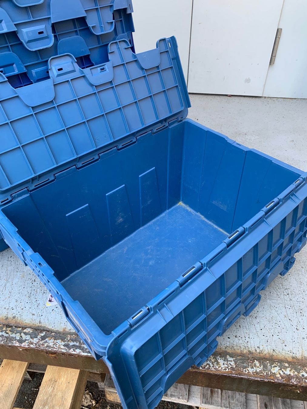 Transportkisten: 13x robuste Plastikboxen mit Klappdeckel – Gebraucht aus Bern von Bahnora 1