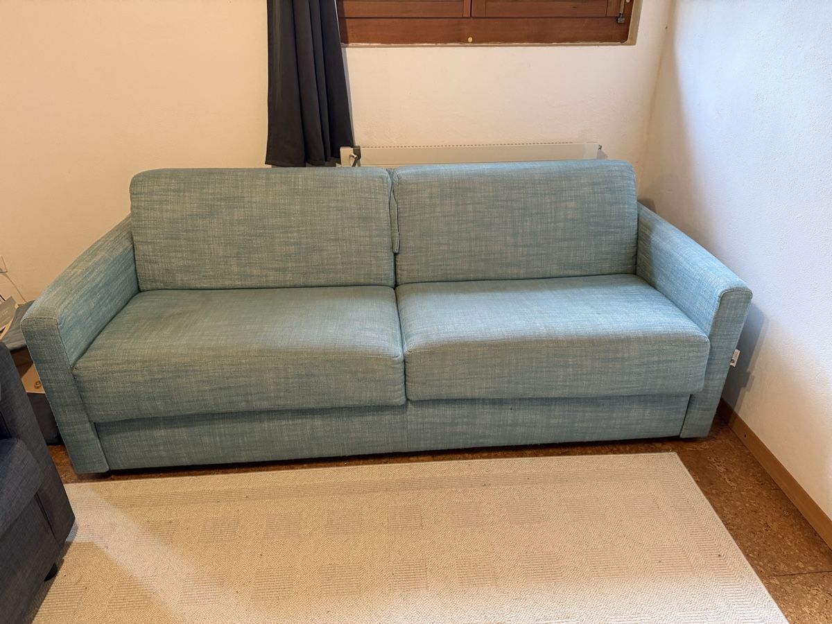 Sofas: Schlafsofa hellblau (mit Flecken) – Gebraucht aus Bottmingen von divada