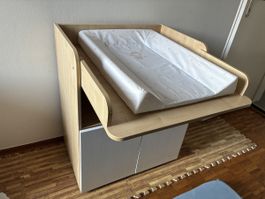 Wickelkommode mit Kissen