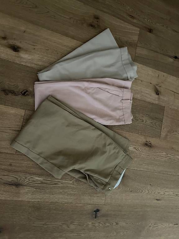 Zara Lots de vêtements: Kleiderpacket 3 Chinos – D'occasion à Ilanz par ber_p7gr