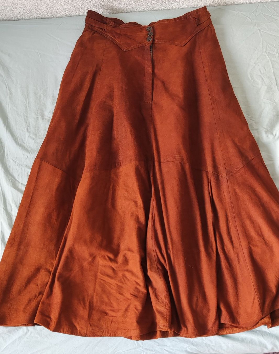 Gonne: Jupe vintage en daim Peau d'Âne – Usato da Orbe venduto da ecilea