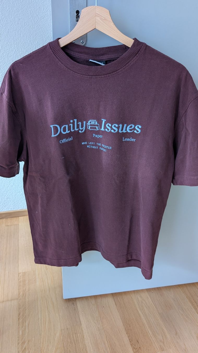T-Shirts: Cooles T-Shirt, Daily Issues, Gr. M – Neu (gemäss Beschreibung) aus Zürich von Andres_Schmutz