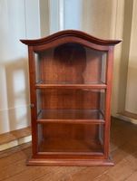 Antike Vitrine, Schrank