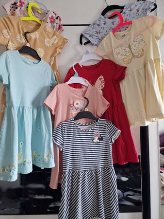 8 Mädchenkleider im Paket – C&A und Disney