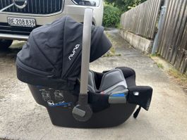 Nuna, Babyschale inkl. Neugeboreneneinsatz mit normalem Gurt