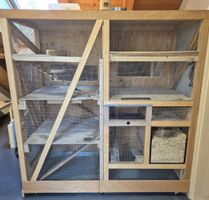 Grosser Nagerkäfig aus Holz mit mehreren Ebenen