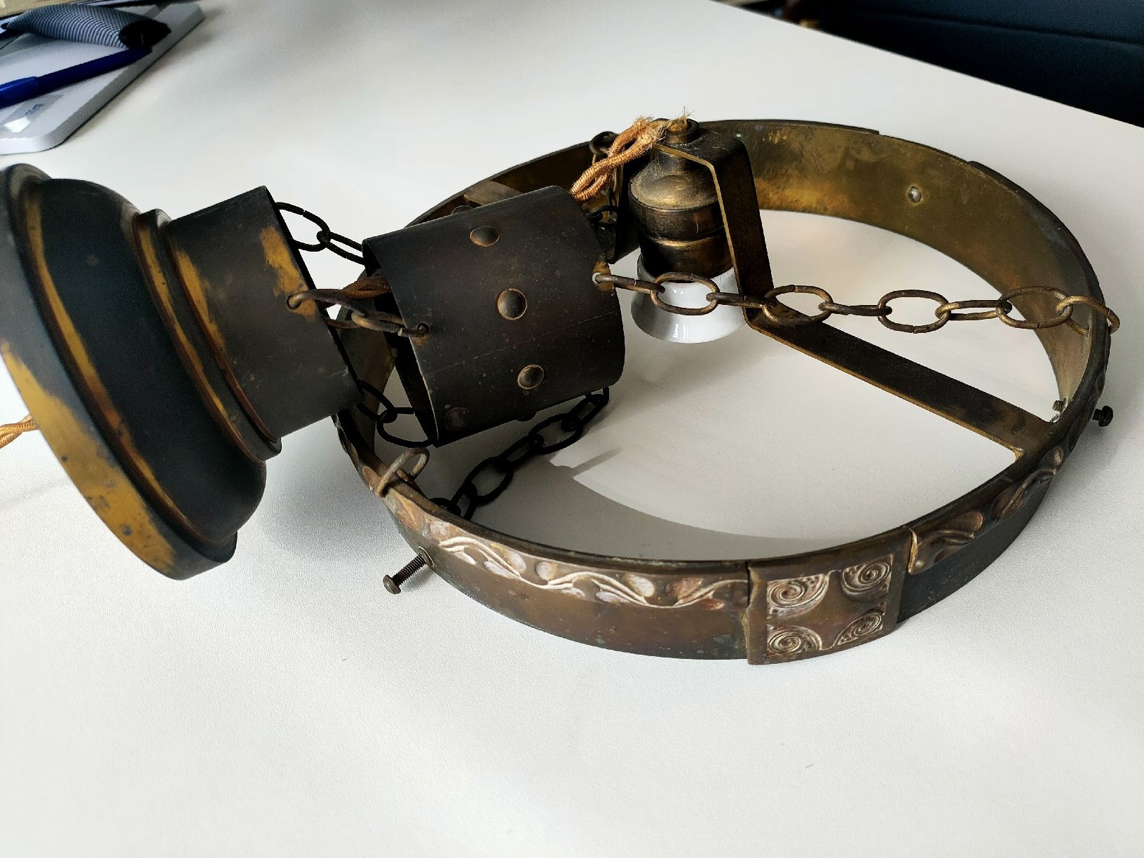 Lampadari & plafoniere: Antike Deckenlampe Kugelglas / Milchglas mit Messingrand, – Usato da Gipf-Oberfrick venduto da minini 3