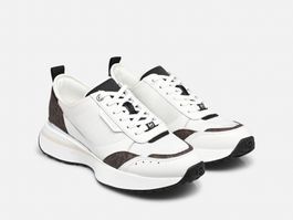 Weisser Sneaker mit braunen Monogramm-Details, Schnuersenkel
