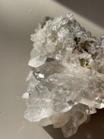 glasklare brasilianische Kristallstufe mit Matrixgestein