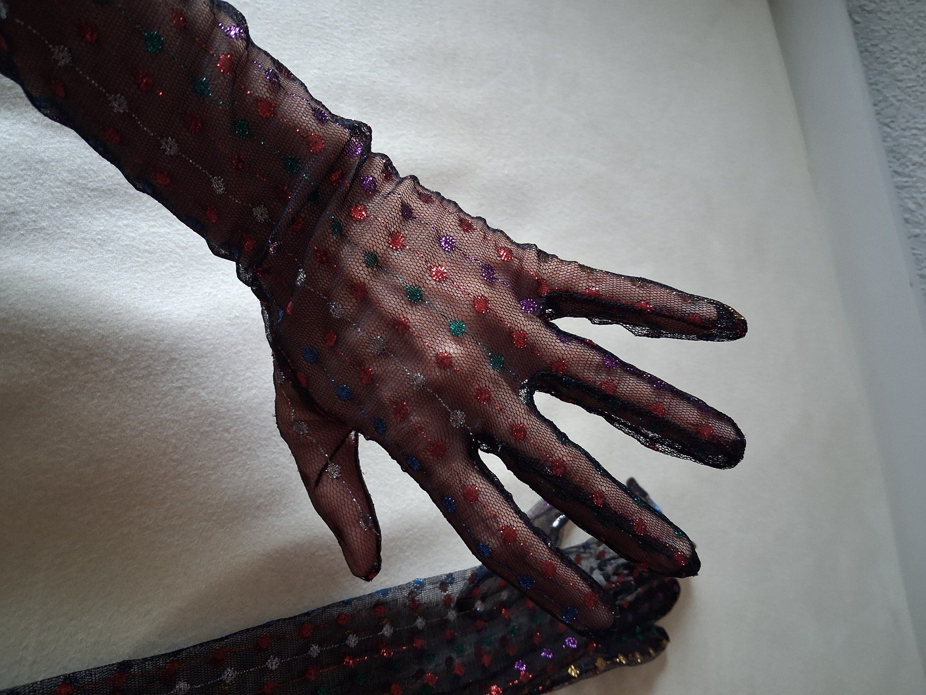 Guanti & manicotti: Elegante Netz-Handschuhe mit Pünktchen-Muster & Glitzer – Nuovo (secondo la descrizione) da Wald ZH venduto da e8e