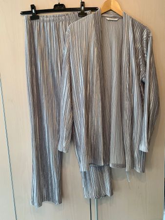 Eleganter, silberner Hausanzug/Pyjama von Globus, Gr. S (M)
