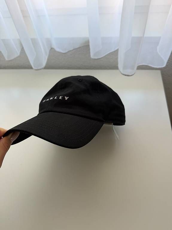 Hüte, Mützen & Caps: SCHWARZE OAKLEY BASEBALL-CAP – Neu und originalverpackt aus Niederhelfenschwil von Mileko 2