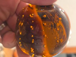 Grosse Glas Murmel bernsteinfarben mit Luftblasen 5 cm