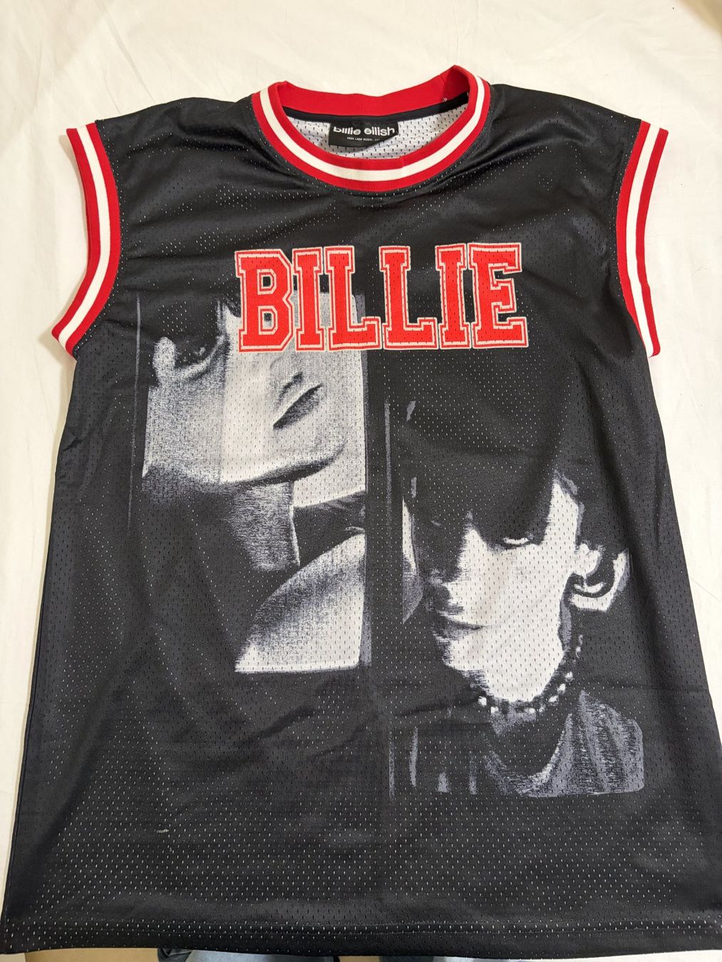 Maillots de corps & Pantalons: Billie eilish Red Jersey Grösse L – Neuf (Voir description) à Zürich par Nexaro