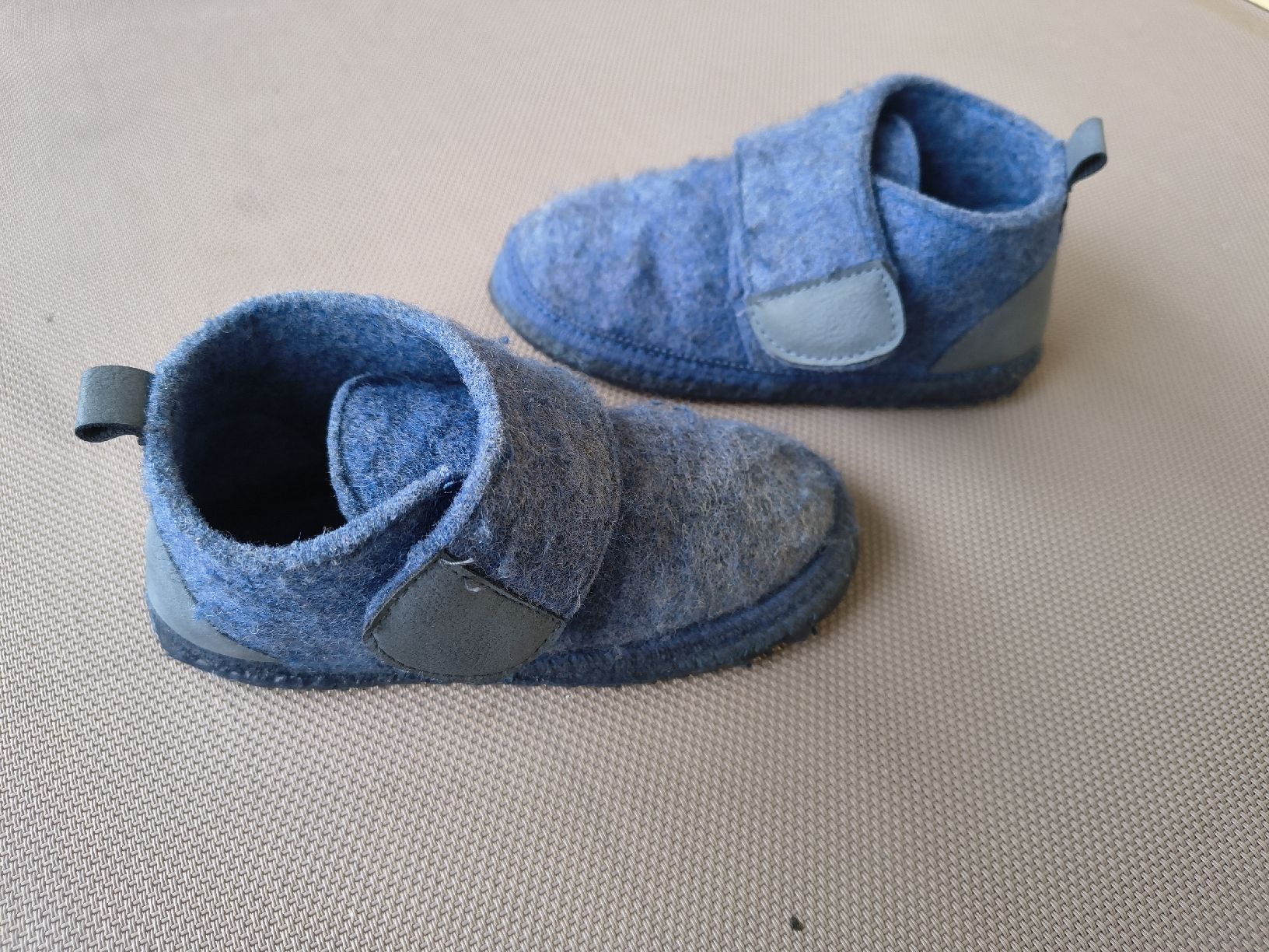 Schuhe für Jungen: Hausschuhe Grösse 25 – Gebraucht aus Thun von man_fg9v 1