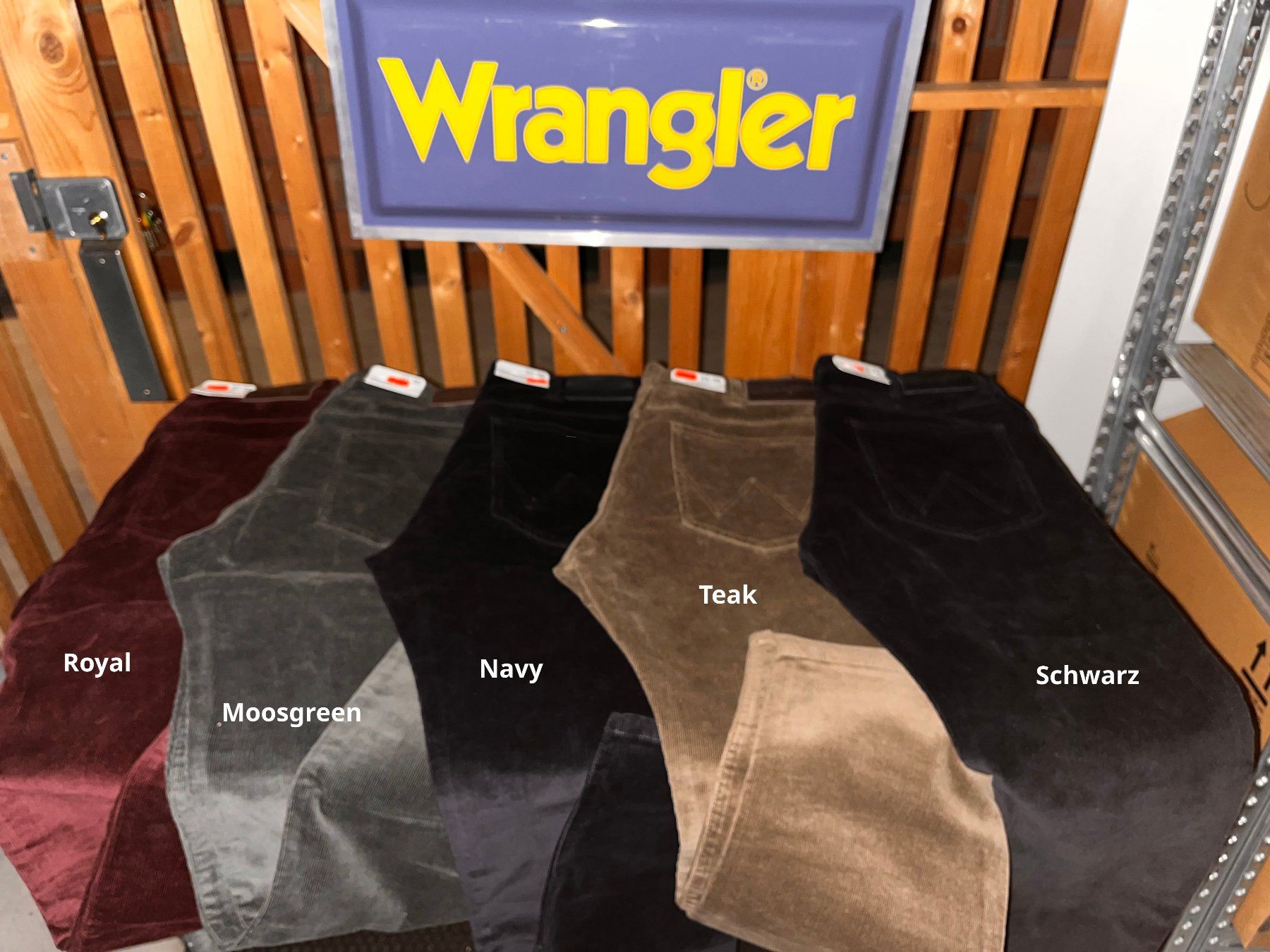 Pantalons: WRANGLER Cord-Hose (NEU) – Neuf avec emballage d'origine à Basel par StoreHandling