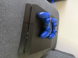 Sony PlayStation 4 Konsole mit zwei Controllern schwarz