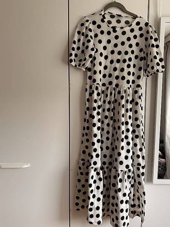 Kleid mit Punkten (schwarz-weiss) 