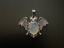 Amulett/ Anhänger Fledermaus (mit Naturstein)