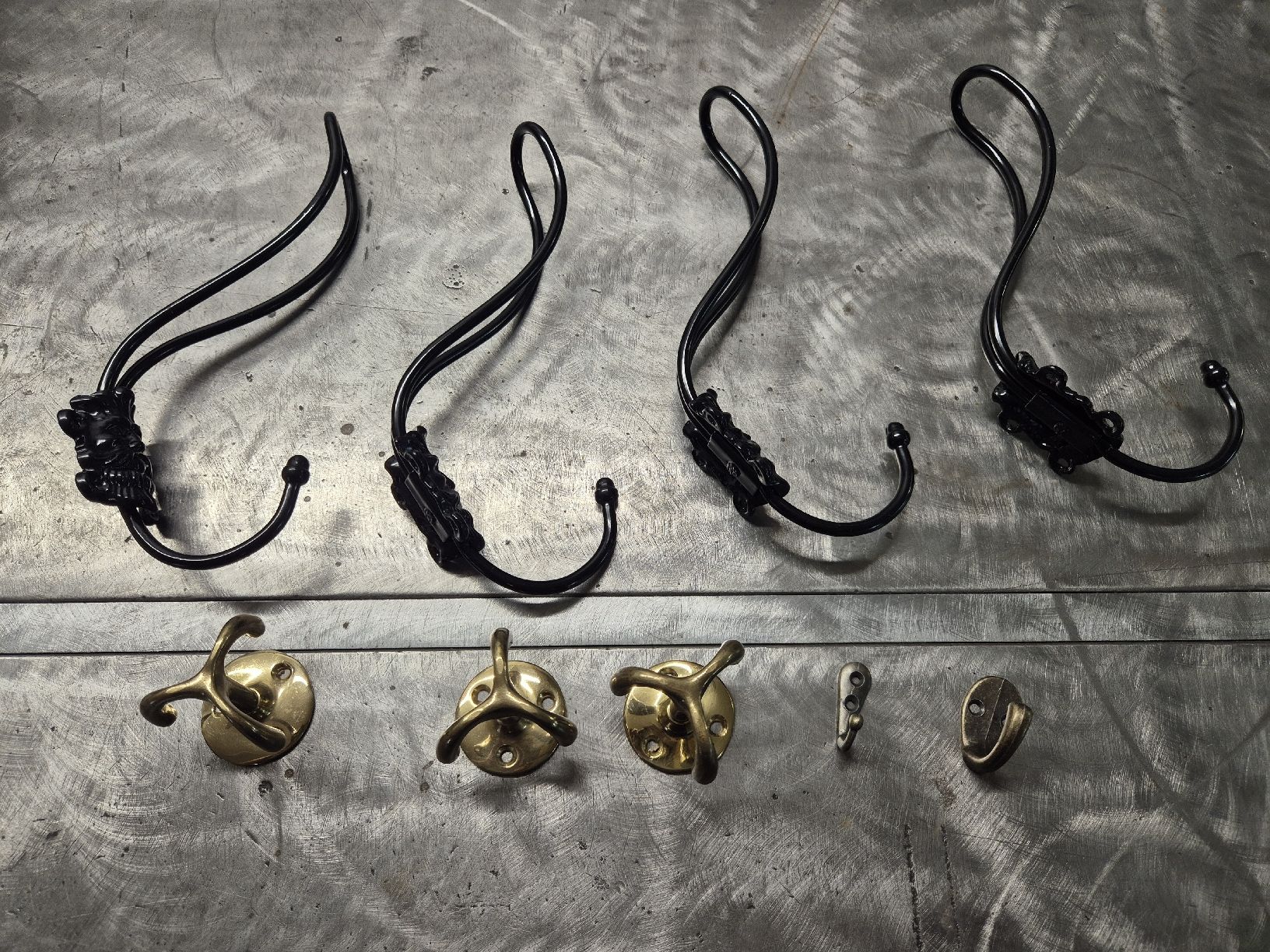 Quincaillerie: Crochets anciens  – D'occasion à Le Locle par CHEGUA 1