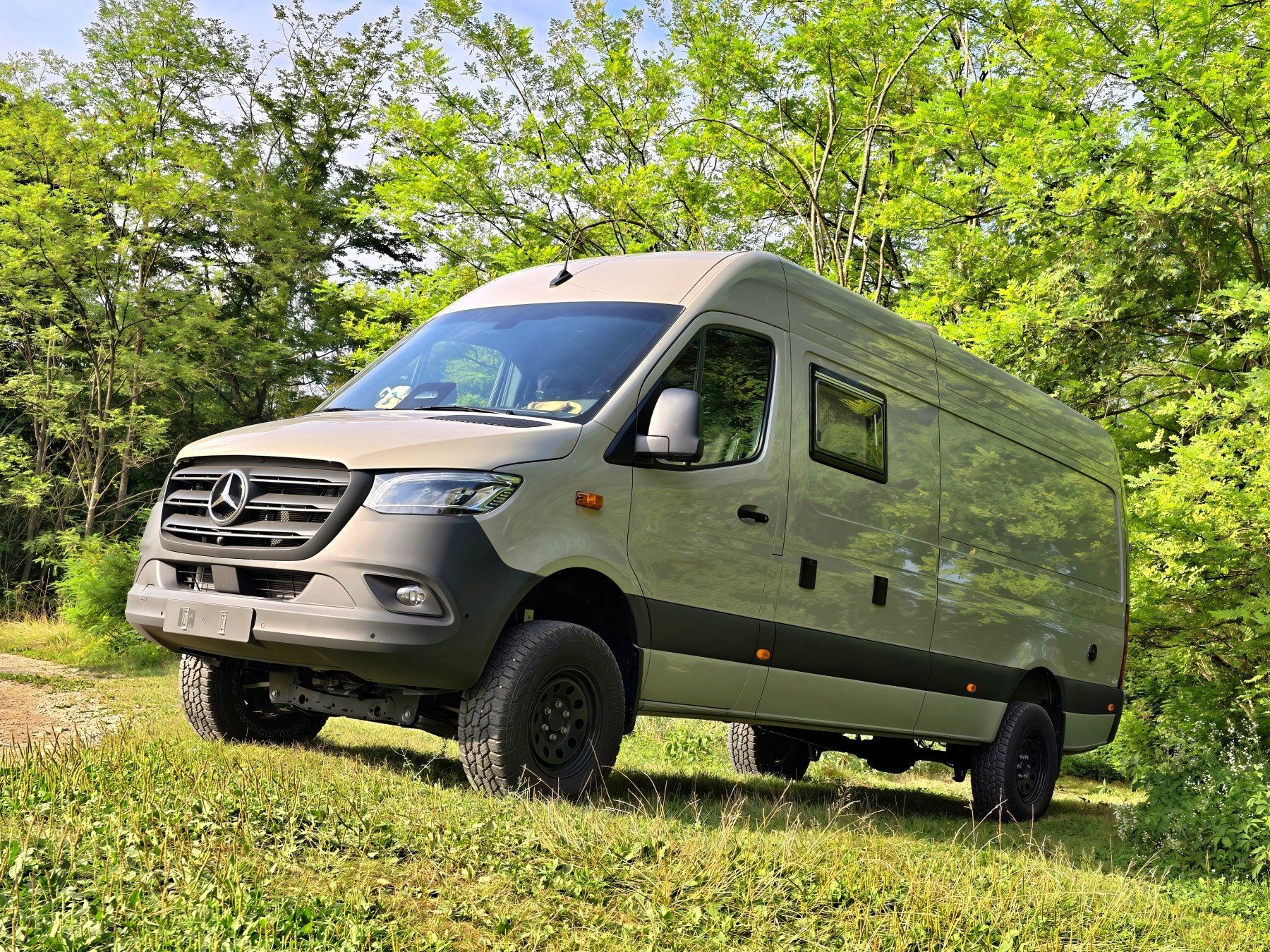 Mercedes-Benz Camping Fahrzeuge: Einzigartiger High-End Allrad Familien-Van Sprinter 4x4 – Neu (gemäss Beschreibung) aus Ossingen von creavan