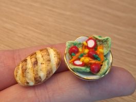 Puppenhaus Salat mit Brot