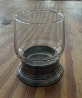 Elegantes Glas mit Zinnsockel