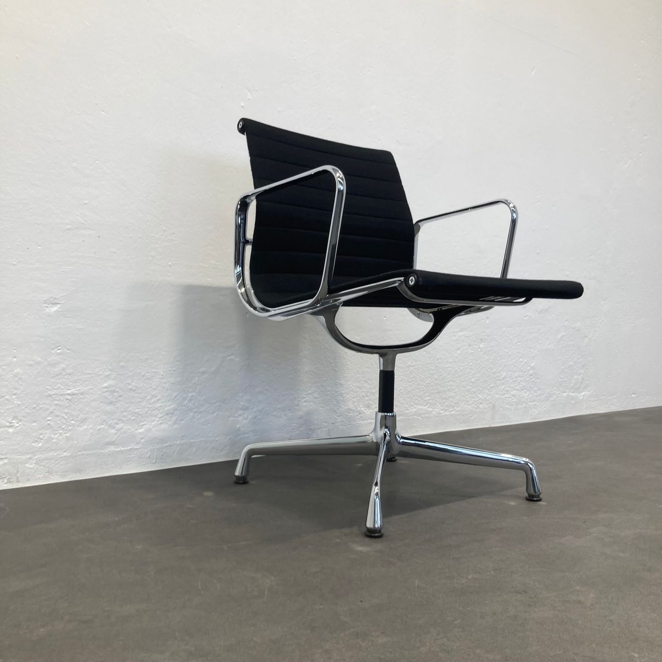 Sedie: Vitra Eames Alu Chair EA108 Hopsak Schwarz – Usato da Schönenwerd venduto da mcofficeshop 5