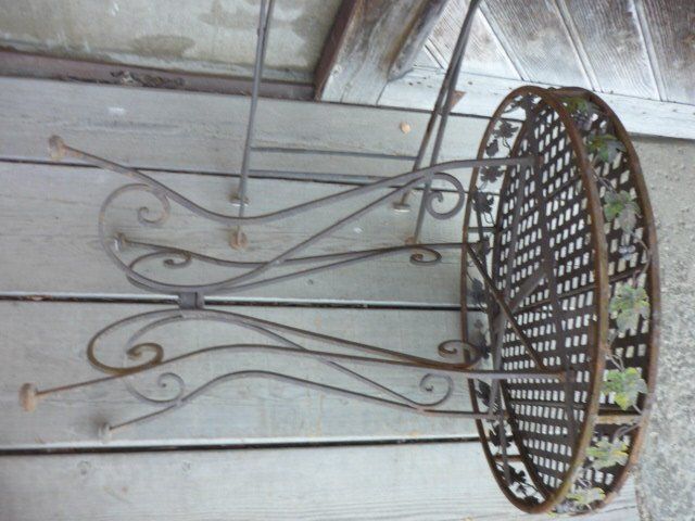 Set di tavolo e panche: Antiker schmiedeeiserner Gartentisch mit 2 Klapp Stühlen – Difettoso da Belp venduto da Polexli 8