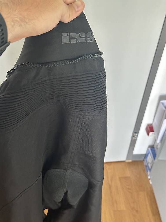 Lotti di vestiti: Motorrad Jacke & Hose? CHF 180 – Usato da Zug venduto da Aaliyah8 3
