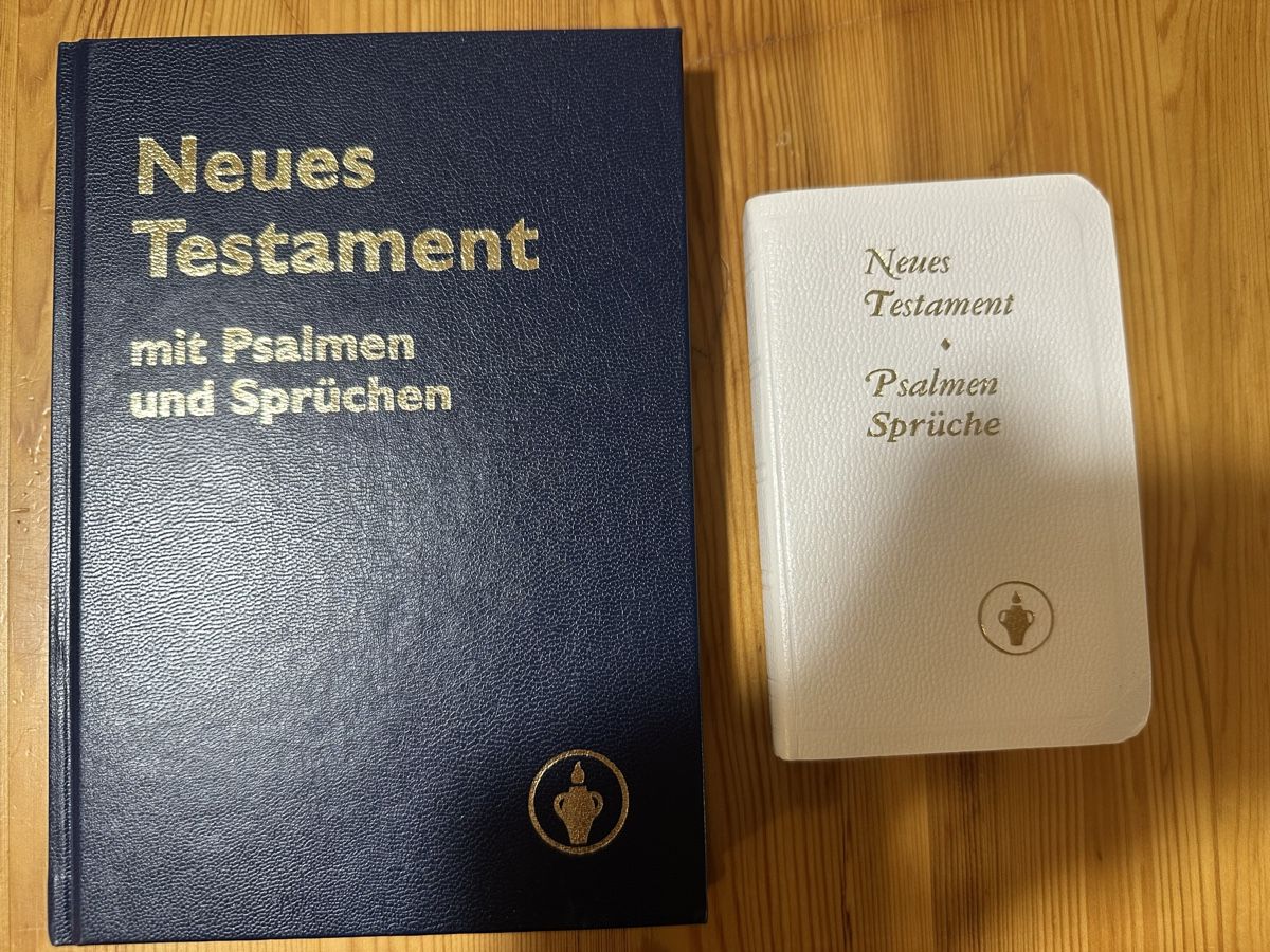 Libri: Neues Testament 2 stk – Nuovo (secondo la descrizione) da Sevelen venduto da Stopglobal.